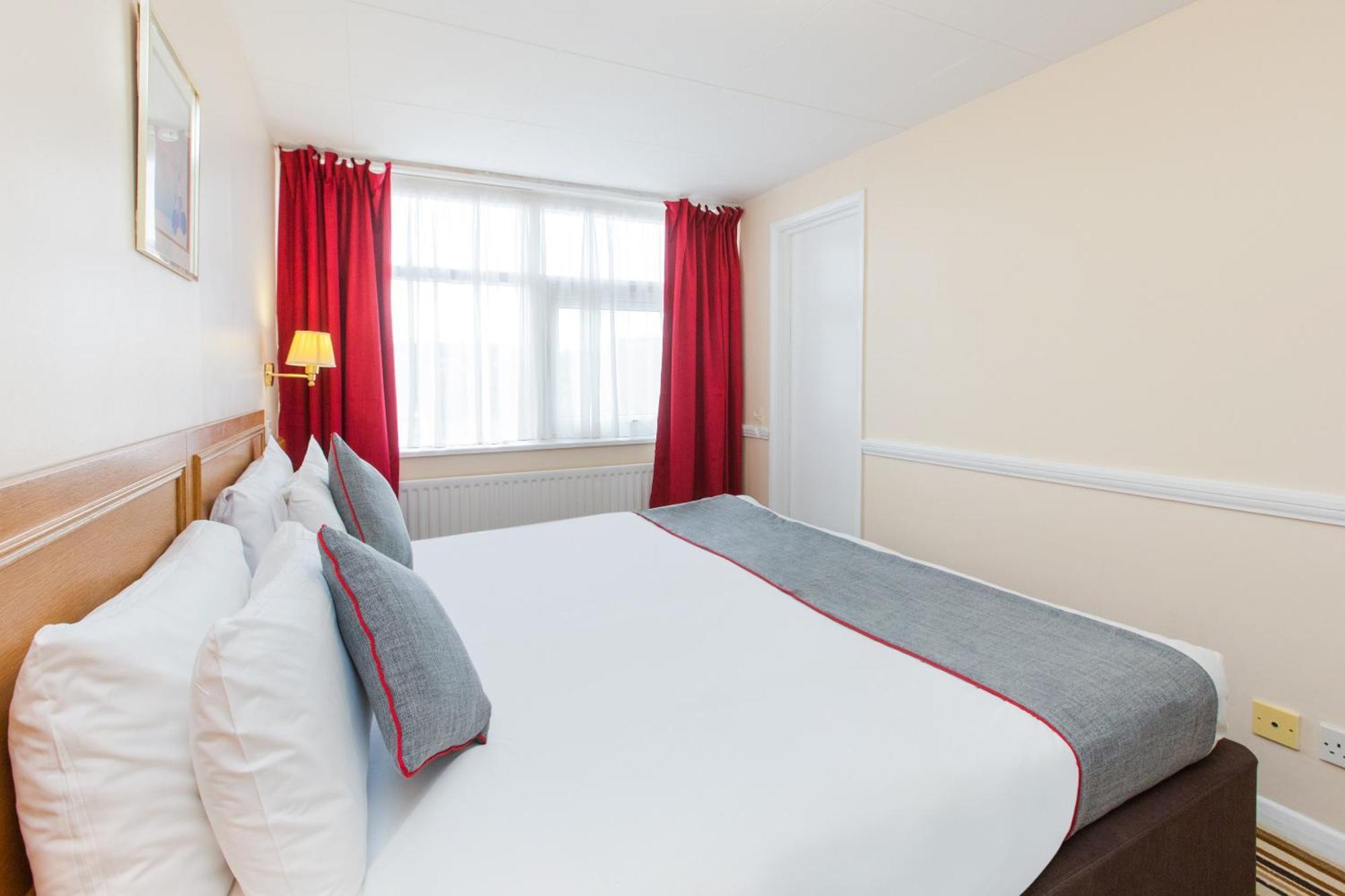 OYO Stade Court Hotel Hythe  Buitenkant foto